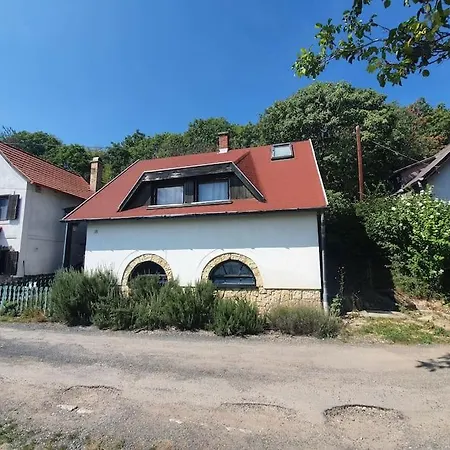 Kisház A Hegyen Apartamento Csopak